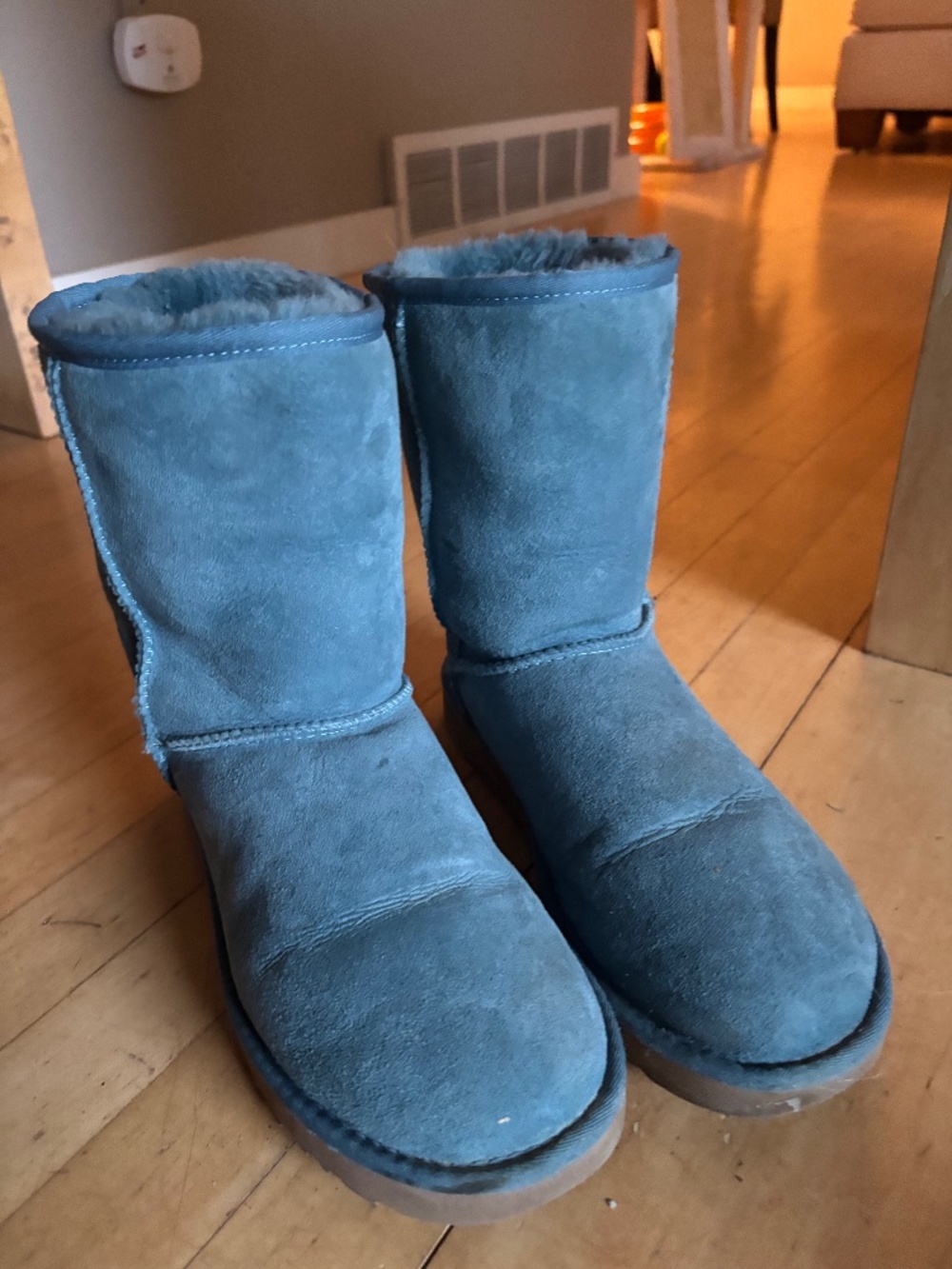 UGG Classic Short Boot - size 9